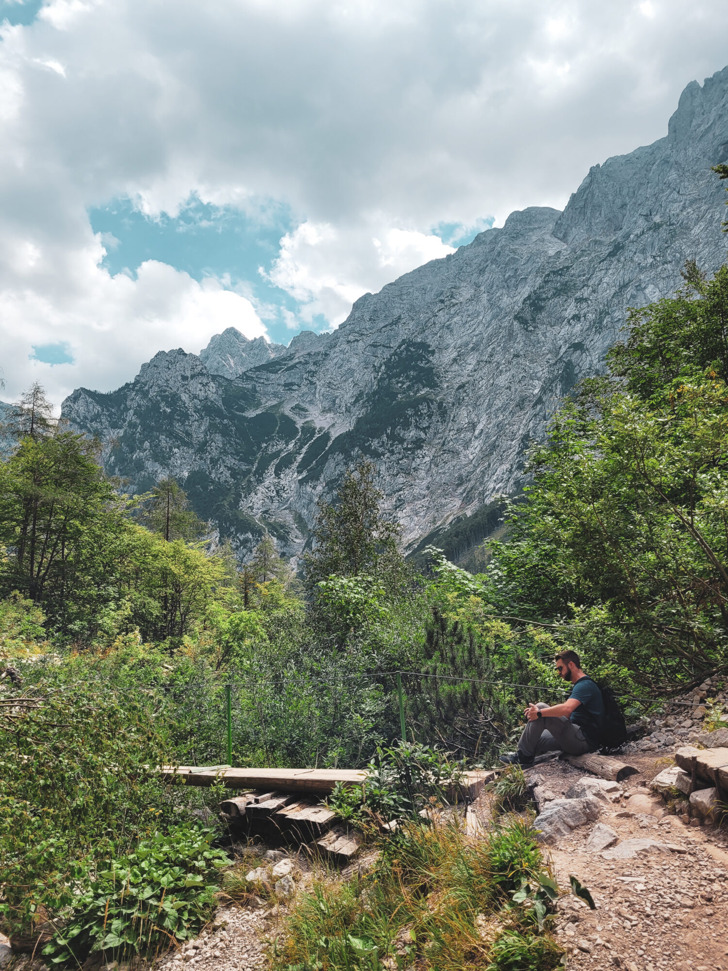 Vue sur les montagnes depuis la cascade Rinka, Logarska Dolina, Slovénie