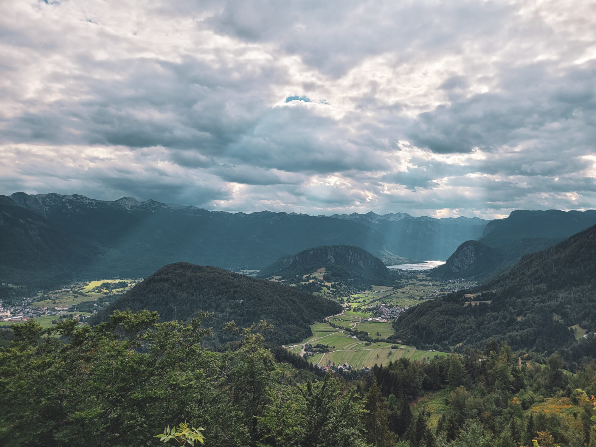 Point de vue Vodnikov Razglednik sur le lac de Bohinj et la vallée, Slovénie