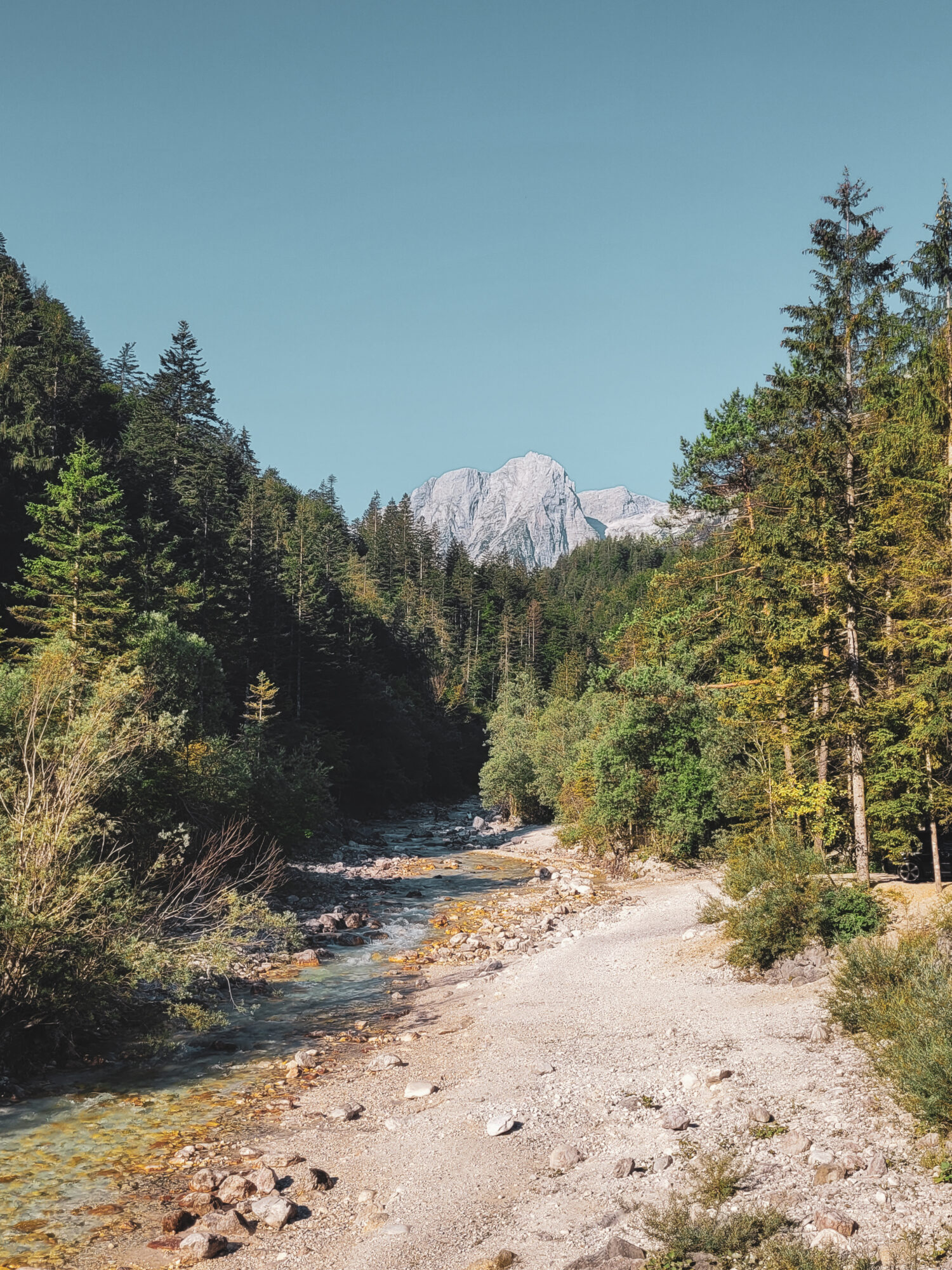 Vue sur le Triglav depuis la rivière, Slovénie