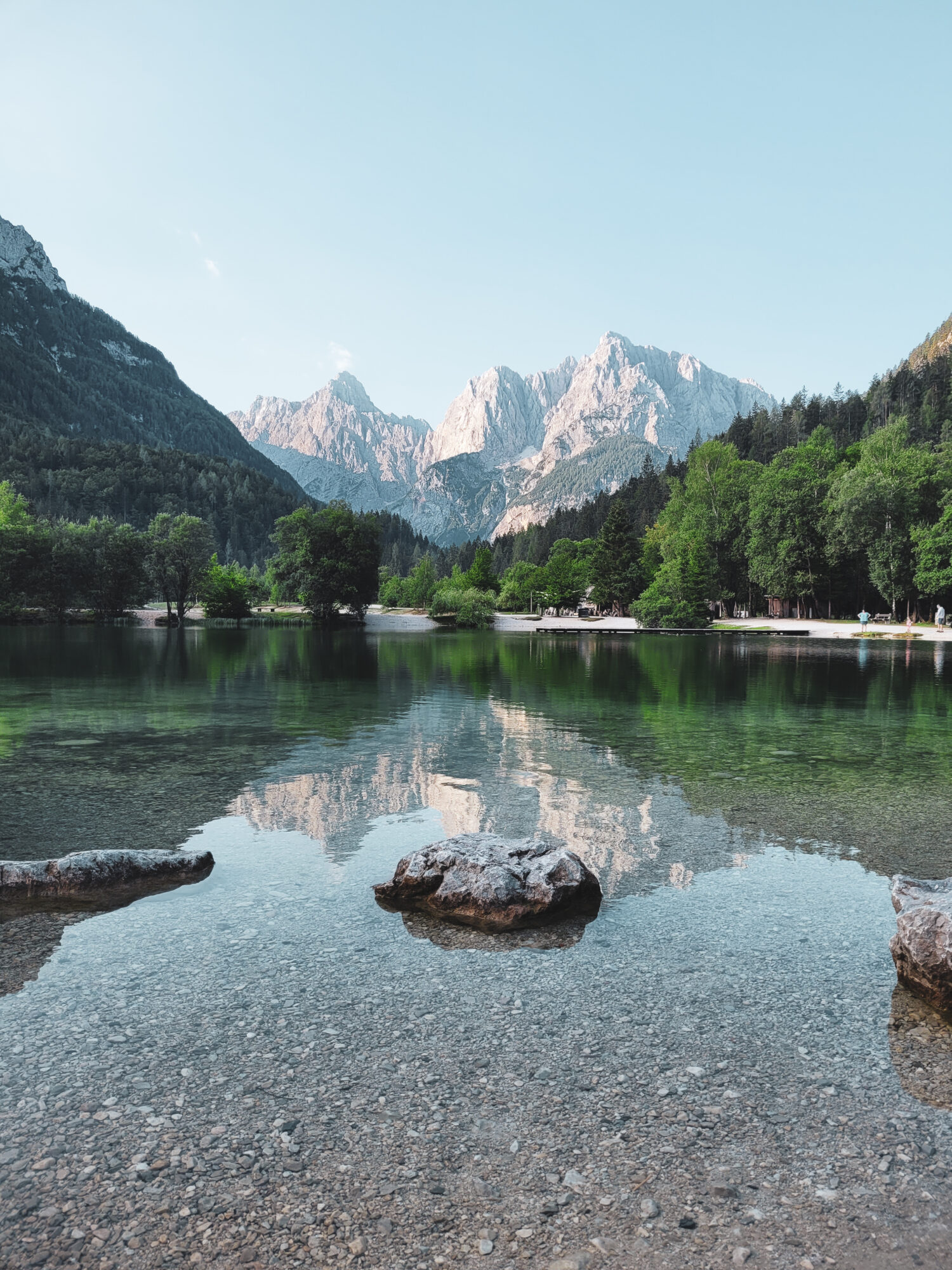 Le lac Jasna au premières lueurs du jour, Slovénie