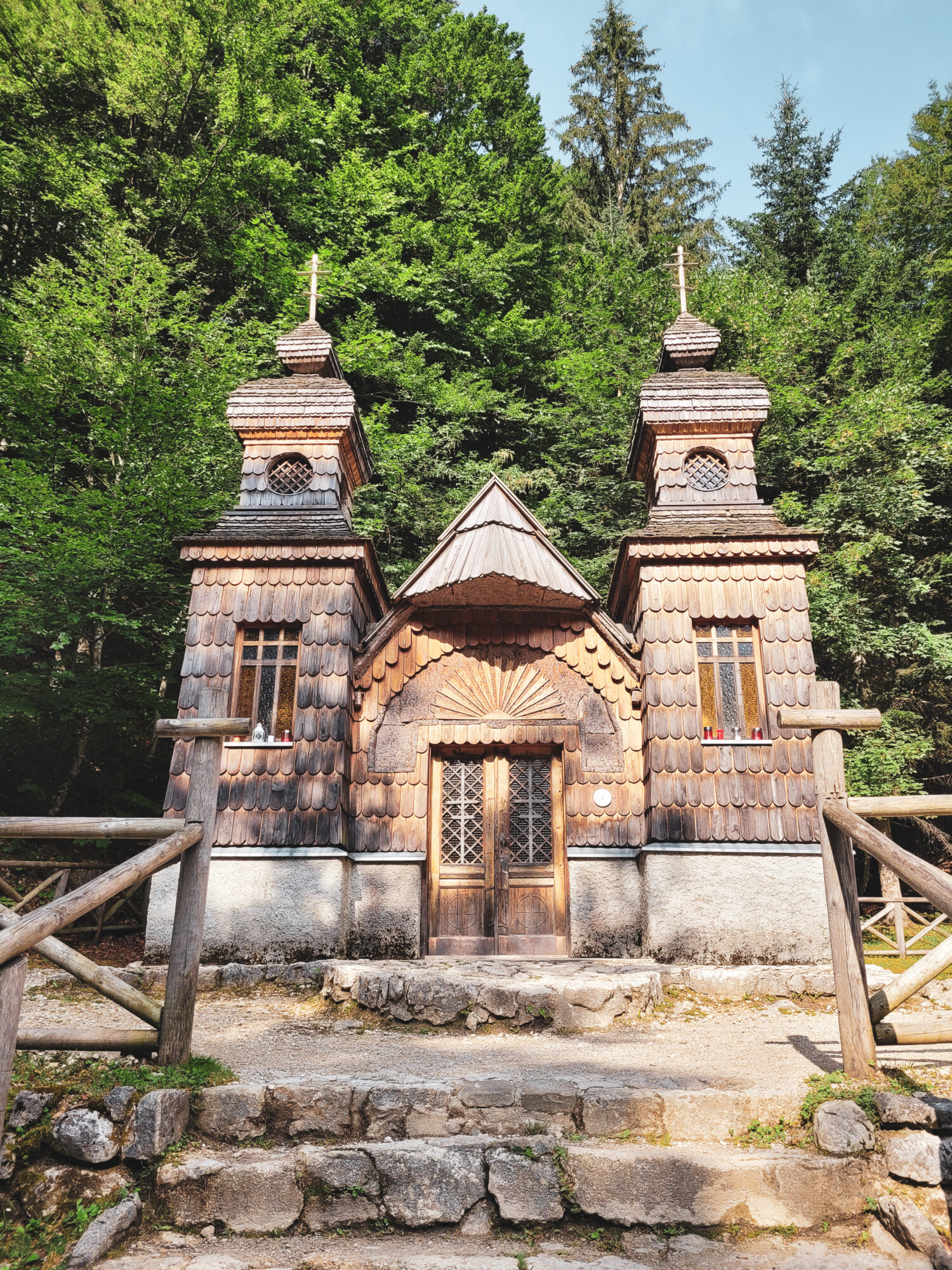 Une chapelle russe en bois le long de la route panoramique du col de Vrsic, Slovénie