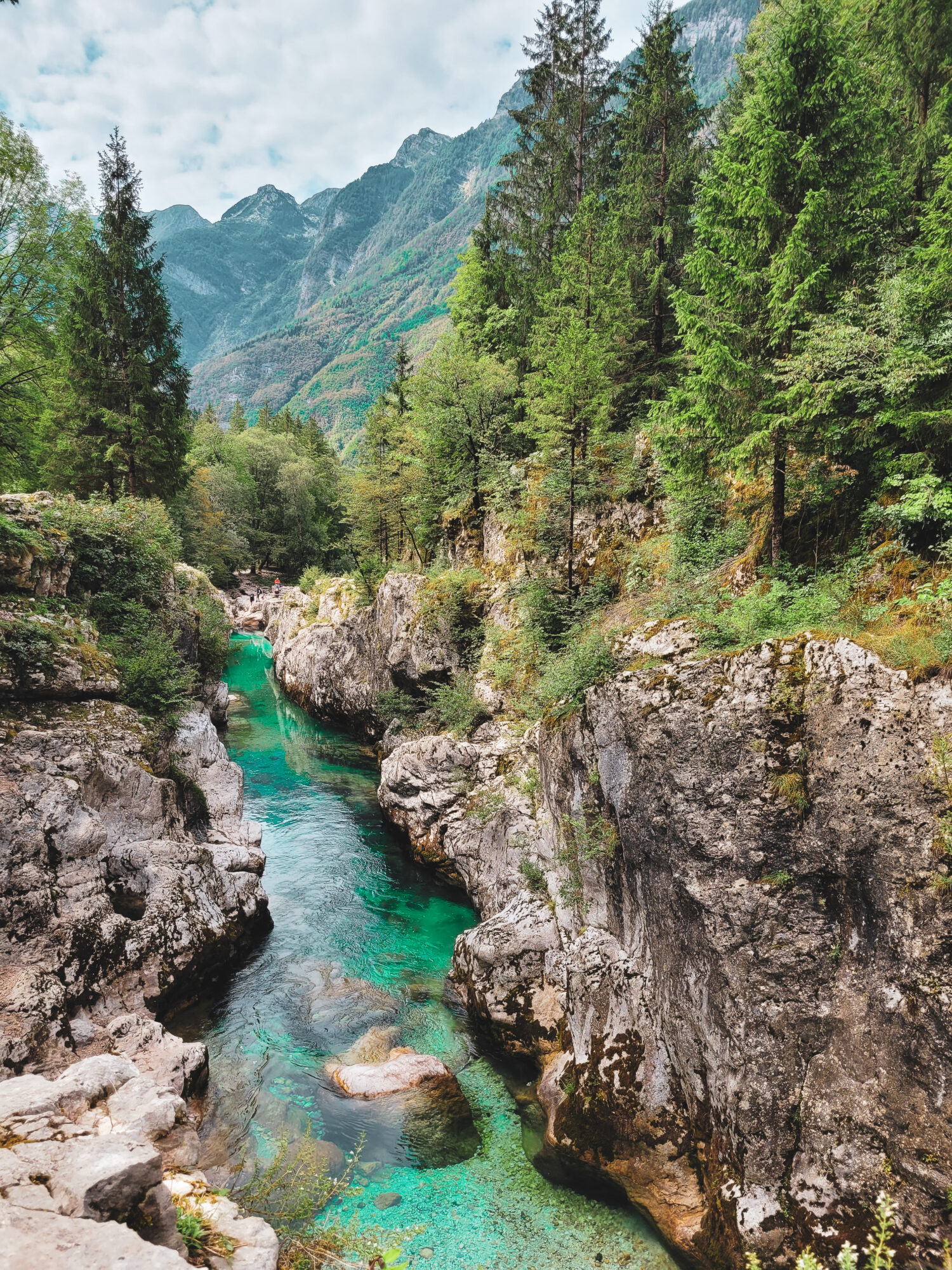 Les eaux turquoises de la rivière Soca, vue depuis les gorges, Slovénie