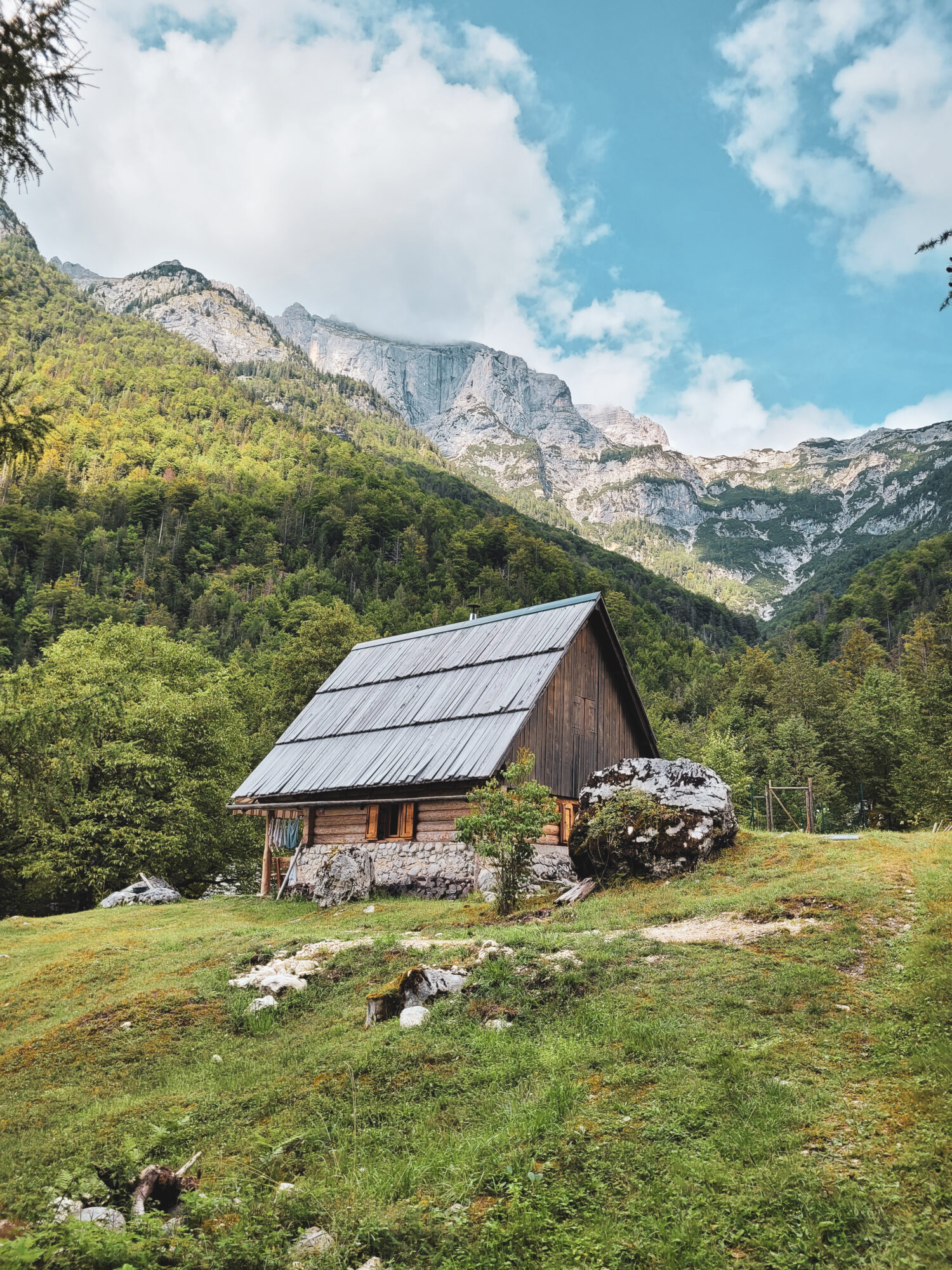 Un chalet en bois dans la vallée de Zadnjica, Slovénie
