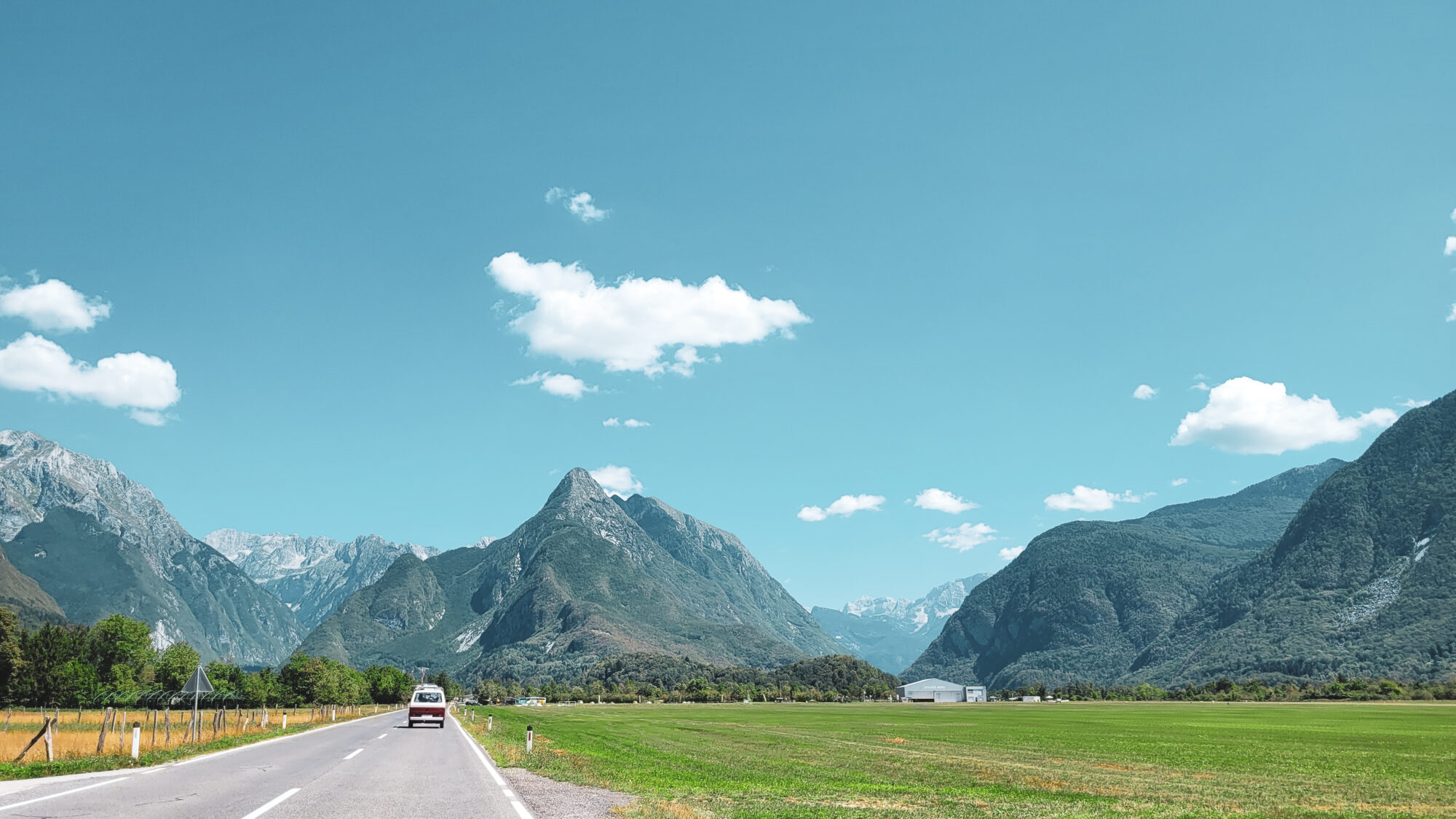 Un van roulant sur une route en direction des montagne, Bovec, Slovénie