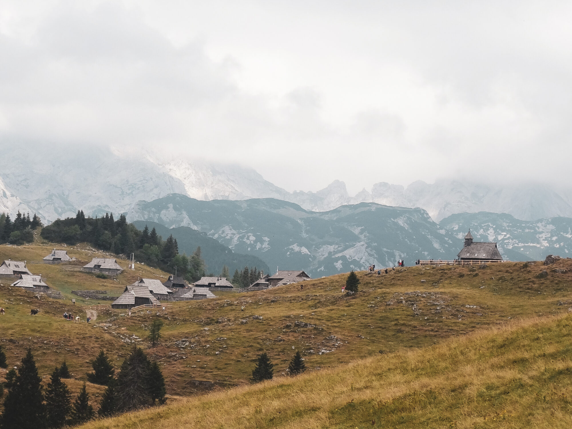 Vue sur Velika planina et son église en bois avec les montagnes en toile de fond, Slovénie