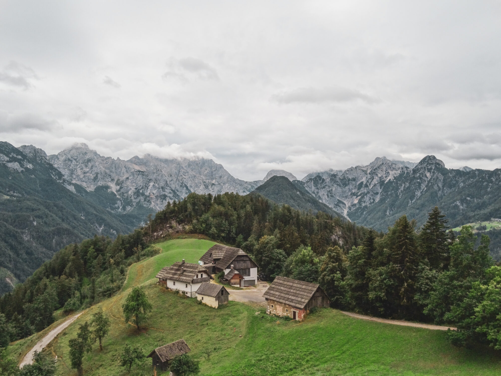 Vue sur une ferme en montagne depuis la route panoramique Solcava, Slovénie