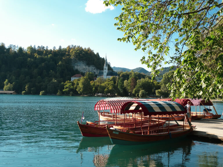Deux pletna (petits bateaux slovènes) amarrés sur le lac de Bled, Slovénie
