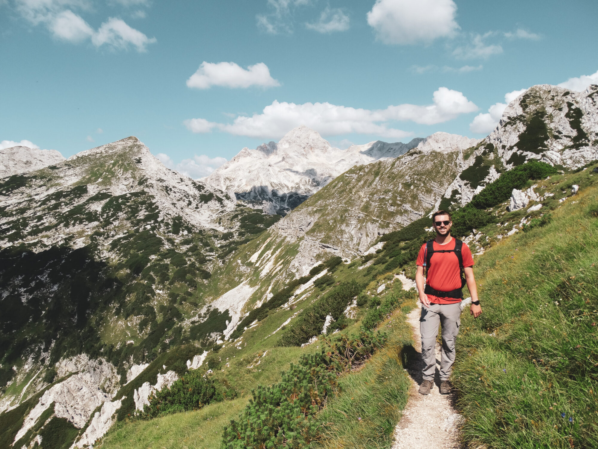 Randonnée sur la crète de Visevnik avec le Triglav en fond, Slovénie
