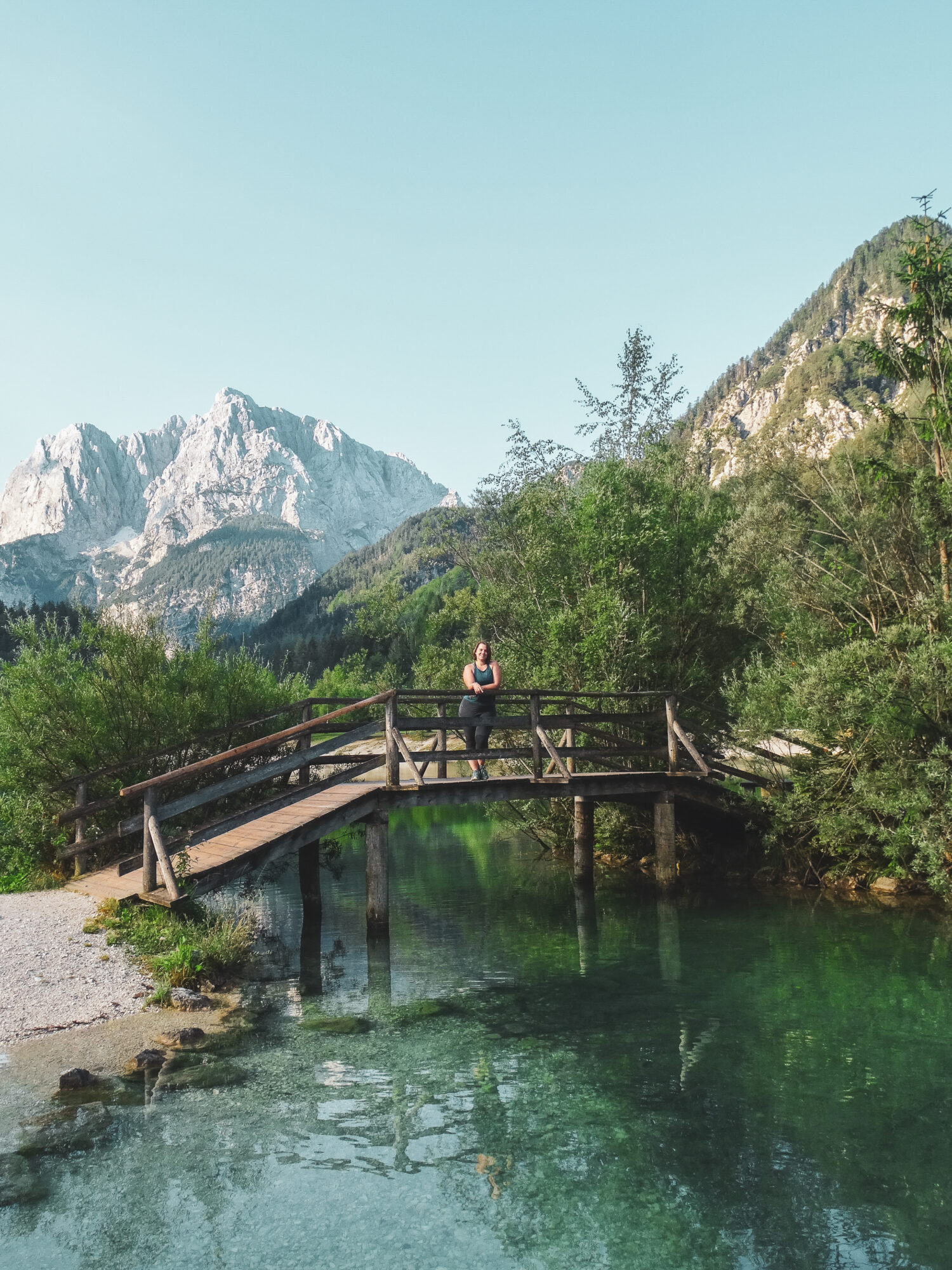Vue sur un pont en bois enjambant le lac Jasna au premières lueurs du jour, Slovénie