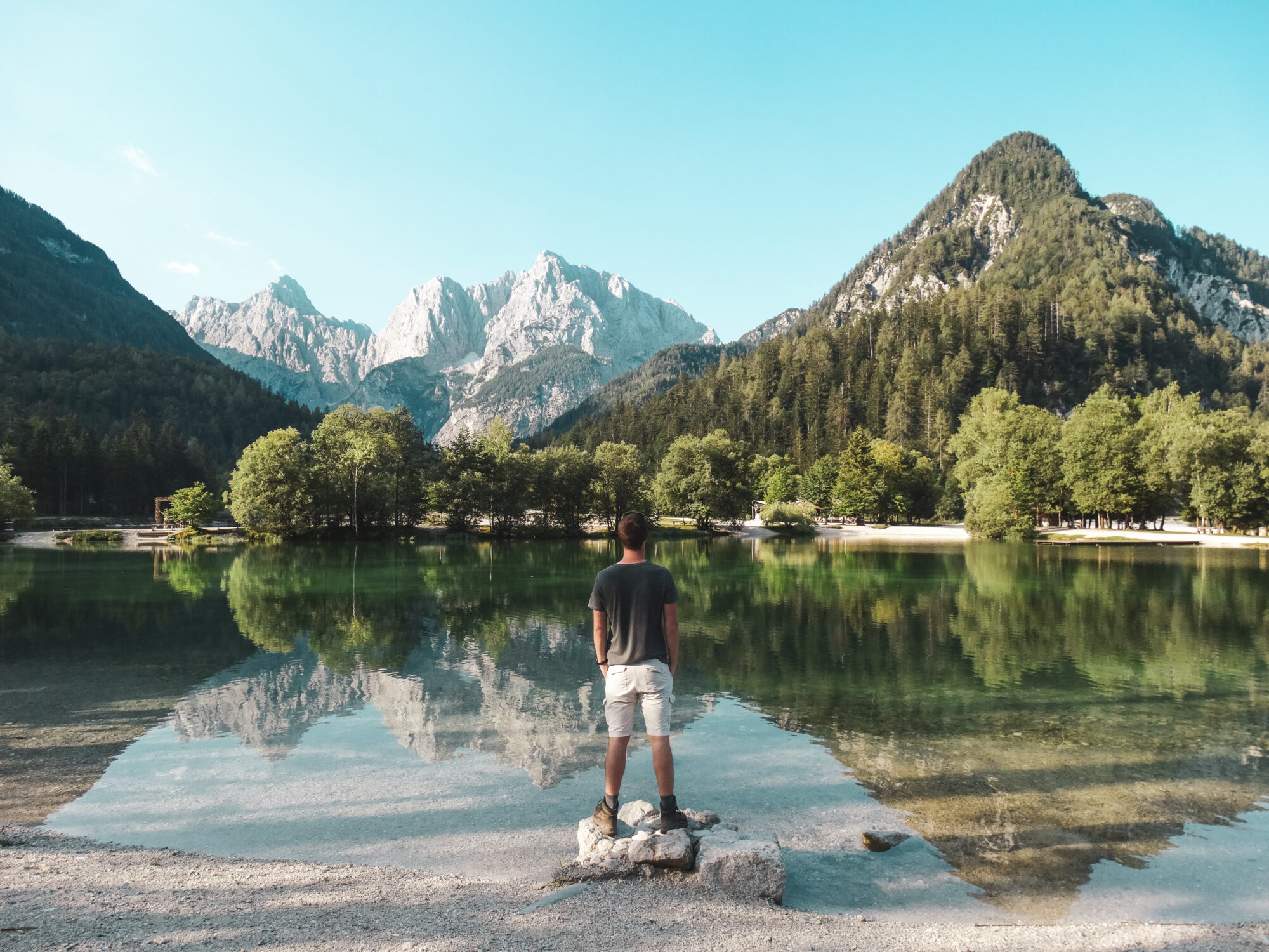 Le lac Jasna au premières lueurs du jour, Slovénie